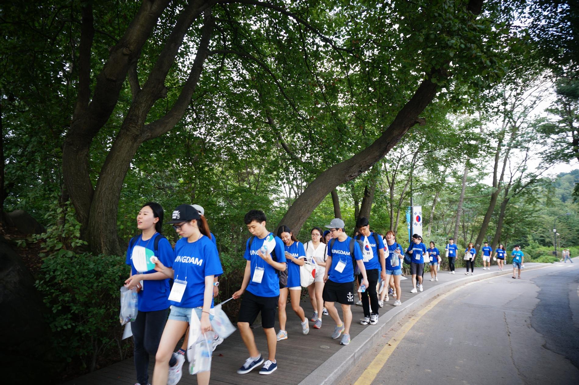 아산장학생은 나눔문화 확산을 위해 8.13일과 14일 한양도성 걷기 행사를 개최했습니다.