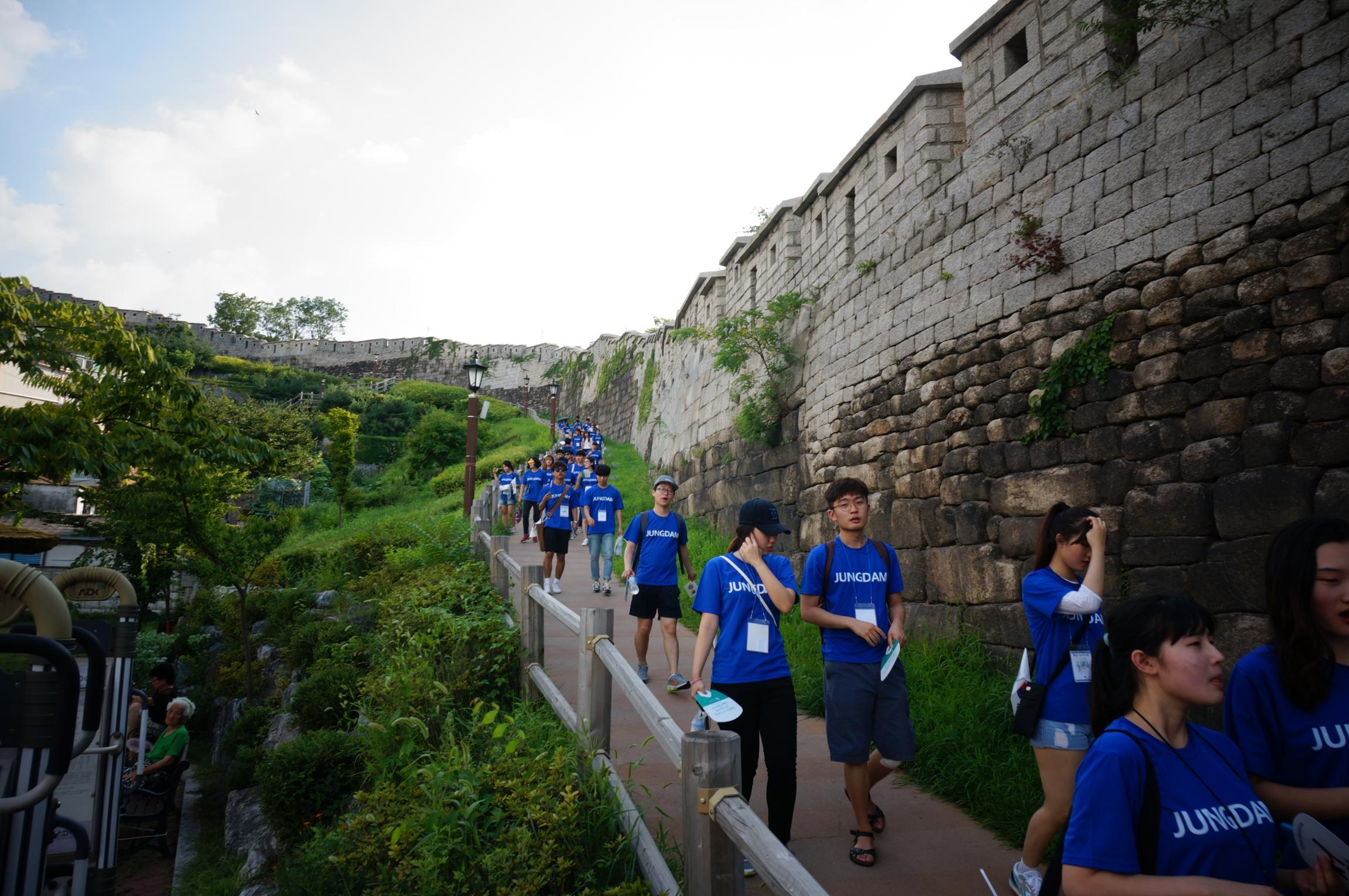아산장학생은 나눔문화 확산을 위해 8.13일과 14일 한양도성 걷기 행사를 개최했습니다.9