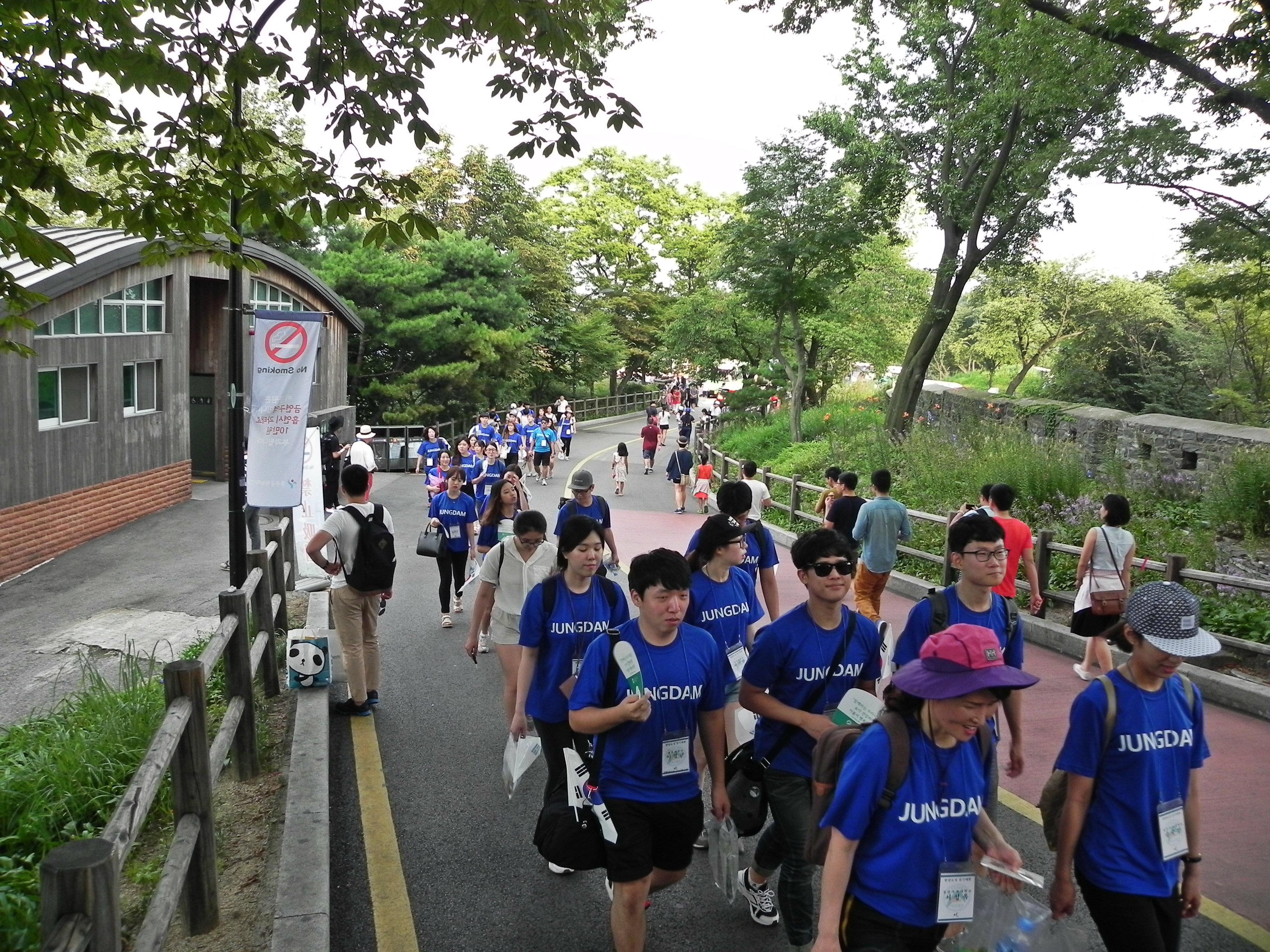 아산장학생은 나눔문화 확산을 위해 8.13일과 14일 한양도성 걷기 행사를 개최했습니다.6