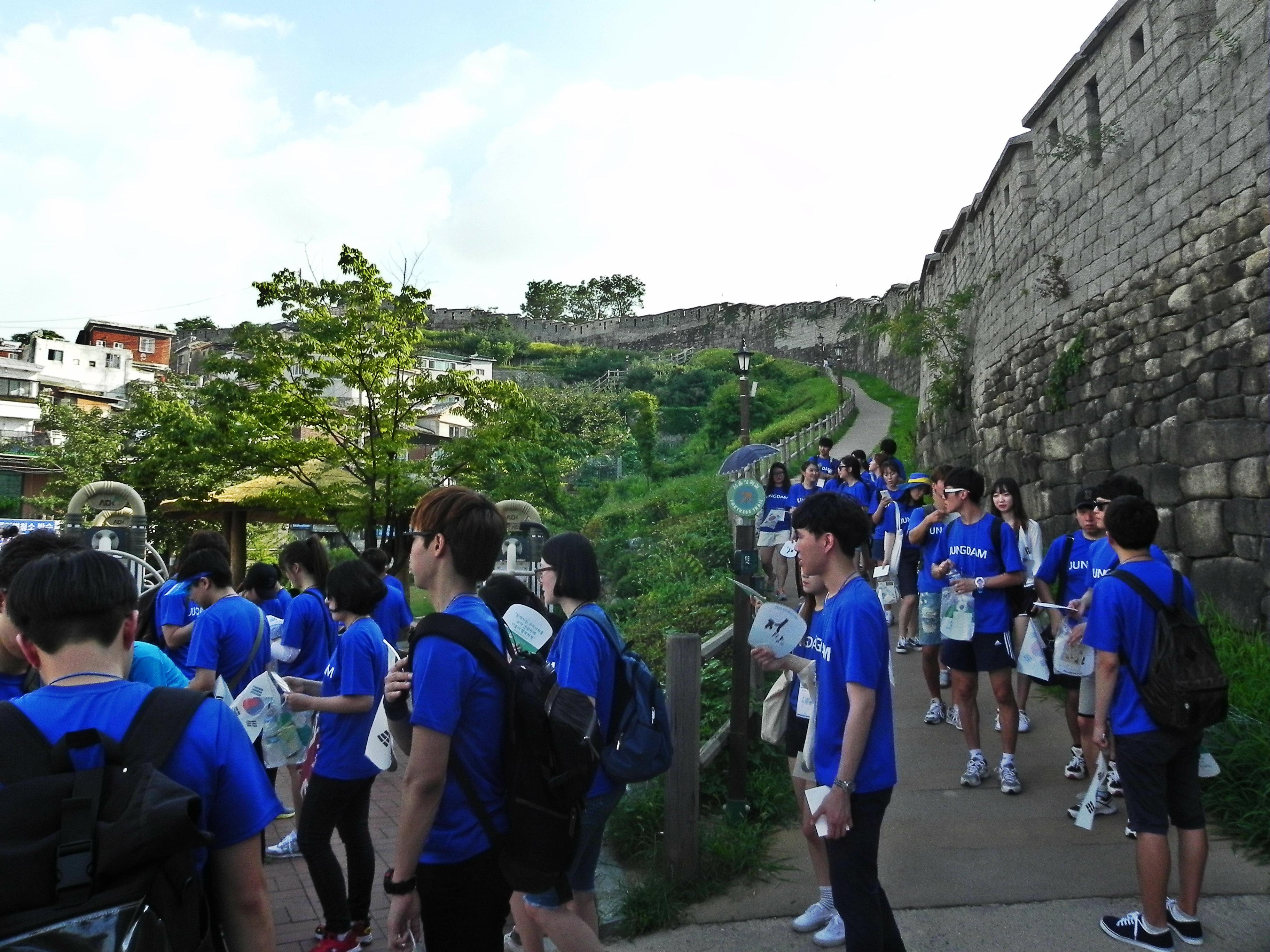 아산장학생은 나눔문화 확산을 위해 8.13일과 14일 한양도성 걷기 행사를 개최했습니다.5