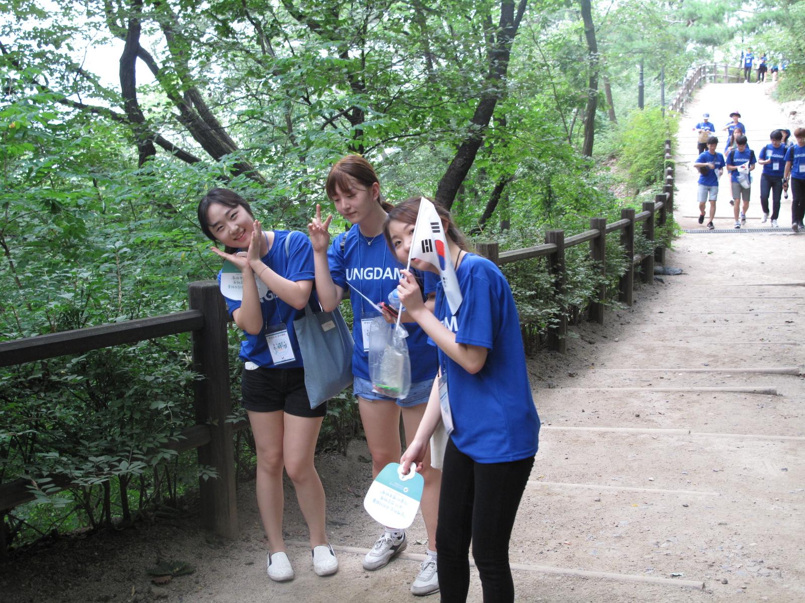 아산장학생은 나눔문화 확산을 위해 8.13일과 14일 한양도성 걷기 행사를 개최했습니다.4