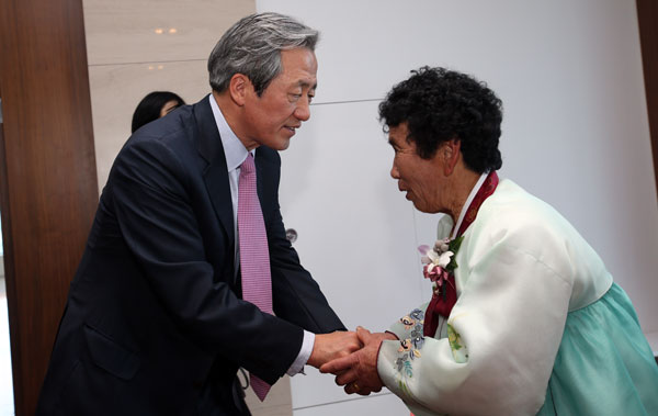 할머니와 악수중인 정몽준