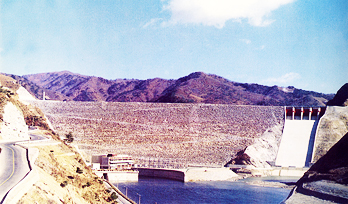 아산이 건설한 소양강 다목적 댐,콘크리트댐 대신 사력댐으로 건설해 건설비를 대폭 줄였습니다.(1973) 관련 사진 입니다.