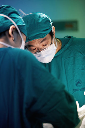 수술중인 의사의 모습