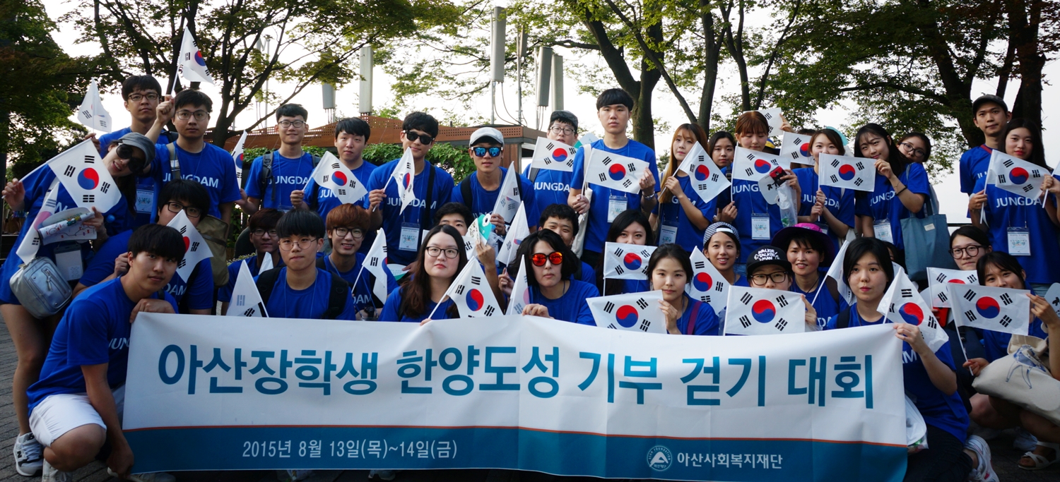 서울아산병원 장기이식센터 신장이식팀 한덕종 교수(왼쪽에서 두번째)가 신장이식 수술을 시행하고 있는 모습이다.