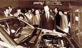 국내 최초 고유모델인 포니 신차 발표회장.아산은 불굴의 의지로 자동차에 대한 오랜 꿈을 이루었습니다.(1985) 관련 사진 입니다.
