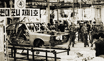 포드와 결별한 지 3년 만에 우리 기술로 만들어 낸 국산 1호차 포니.(1975)사진 입니다.