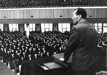 현대고등학교 졸업식에서 격려사를 하는 아산, 아산은 못다한 배움의 뜻을 학교 설립을 통해 펼쳤습니다. 관련 사진 입니다.