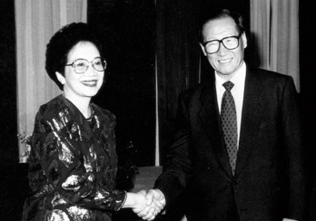 필리핀 방문 중 아키노 전 대통령을 예방한 아산(1992)