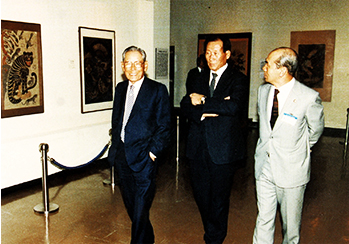 호암 미술관에서 열린 전시회에서 삼성 이병철 회장(왼쪽), 포항제철 박태준 회장(오른쪽)과 함께. (1983) 관련 사진 입니다.