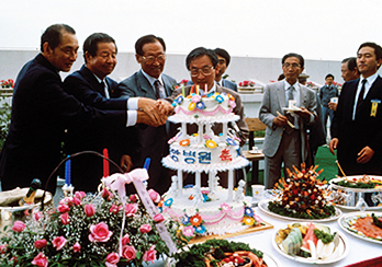 서울아산병원 개원 기념 리셉션에서.(왼쪽부터)이문호 원장, 대한적십자사 총재, 아산, 조완규 서울대 총장(1989) 관련 사진 입니다.