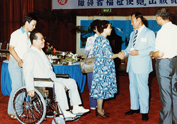 <장애인복지편람> 출판기념회에 참석자와 담소를 나누는 아산(1982) 관련 사진 입니다.